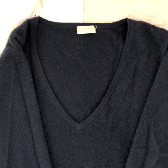 Subtle Luxury V-neck Cashmere sweater. Sz Medium - Picture 1 of 7